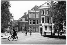 406307 Gezicht op de Servaasbrug over de Nieuwegracht te Utrecht, met links op de achtergrond de Agnietenstraat.